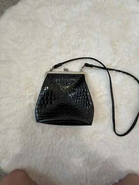 Vintage Guess Black Crocodile Embossed Patent Leather Kiss Lock Crossbody Bag